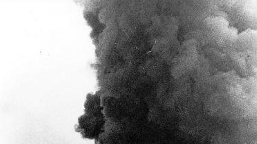 El &#039;Urquiola&#039;, ardiendo en aguas de la bahía coruñesa. / la opinión