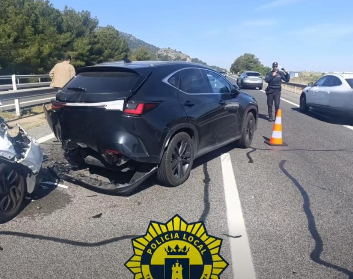 Actuación de la Policía Local de Tavernes tras la colisión múltiple.