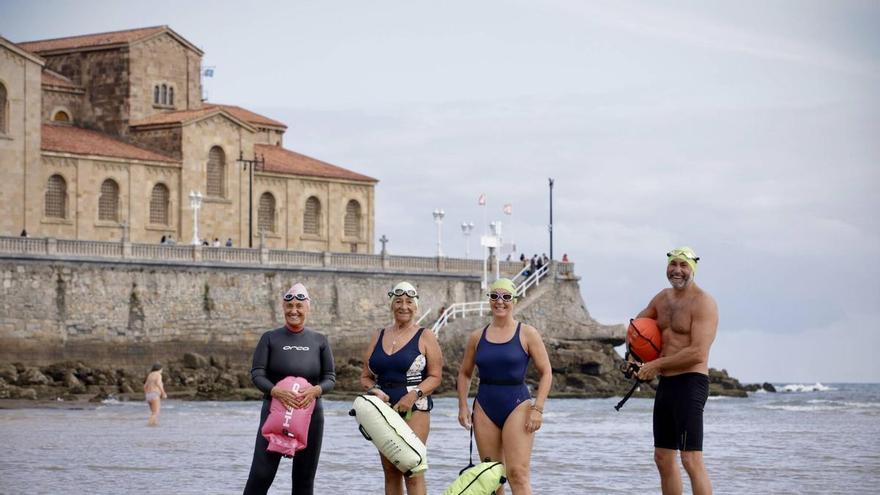 Los gijoneses, fieles a los nueve baños de septiembre en la playa de San Lorenzo