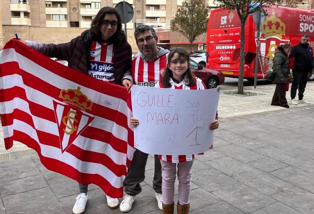 Víctor Muñoz y Toni Marín, con Nacho Muñoz y su pancarta dedicada a Dubasin.
