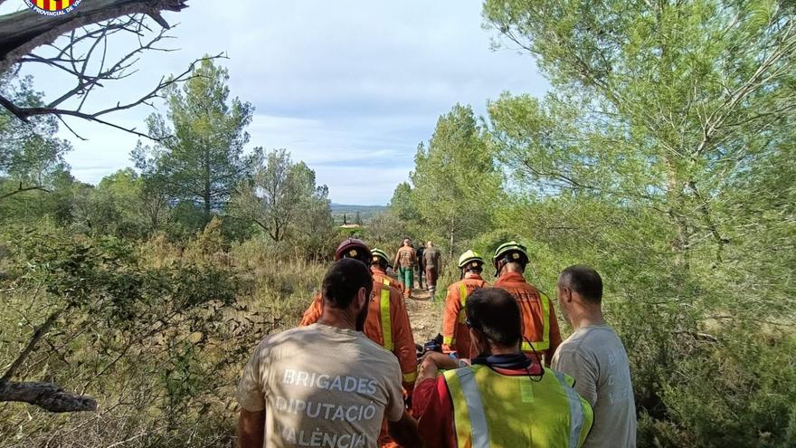 Rescatan en camilla a un hombre tras lesionarse en una zona rural de Enguera