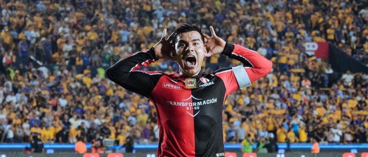 Aldo Rocha, capitán de Atlas, con el lema «transformación» en el pecho de la camiseta del equipo mexicano. | @AtlasFC