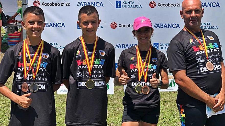 Los medallistas posan en Galicia tras la competición. | AMISTAT