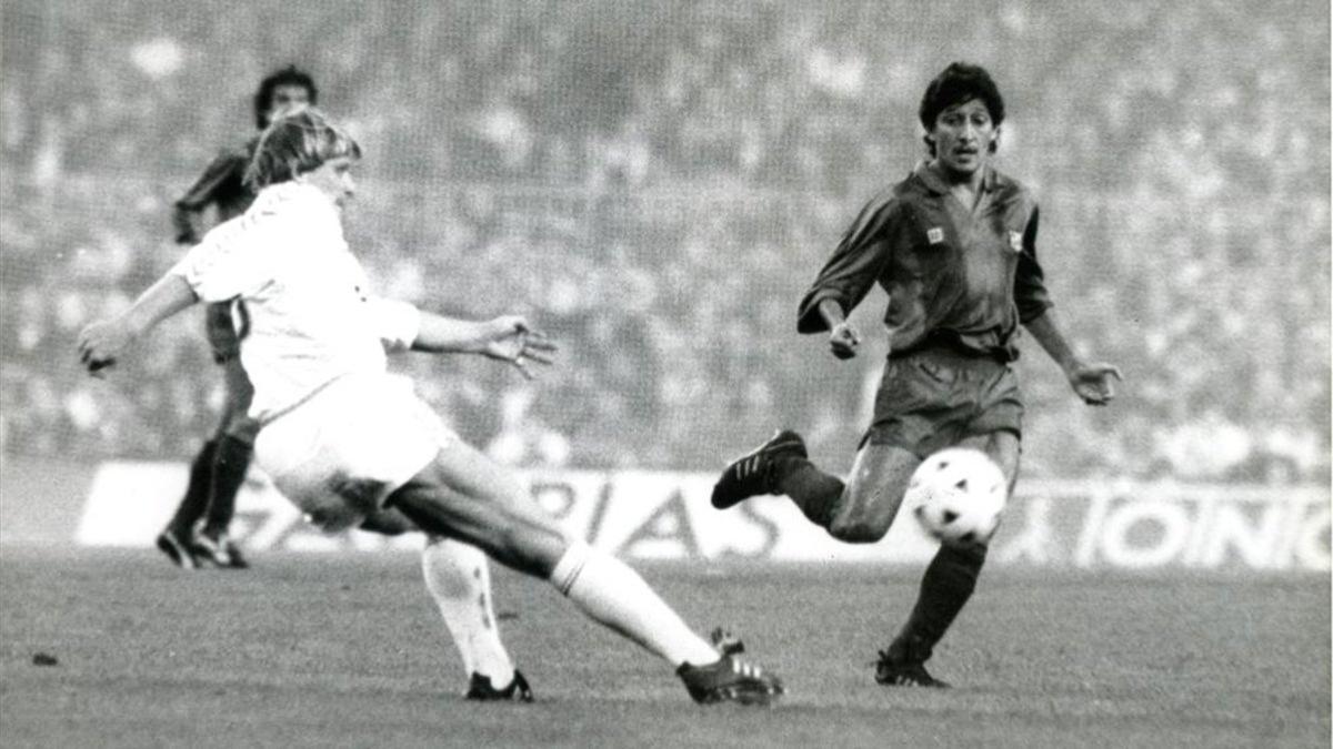 Romerito enfrentándose a Schuster el día de su debut en el Barça - Madrid de 1989