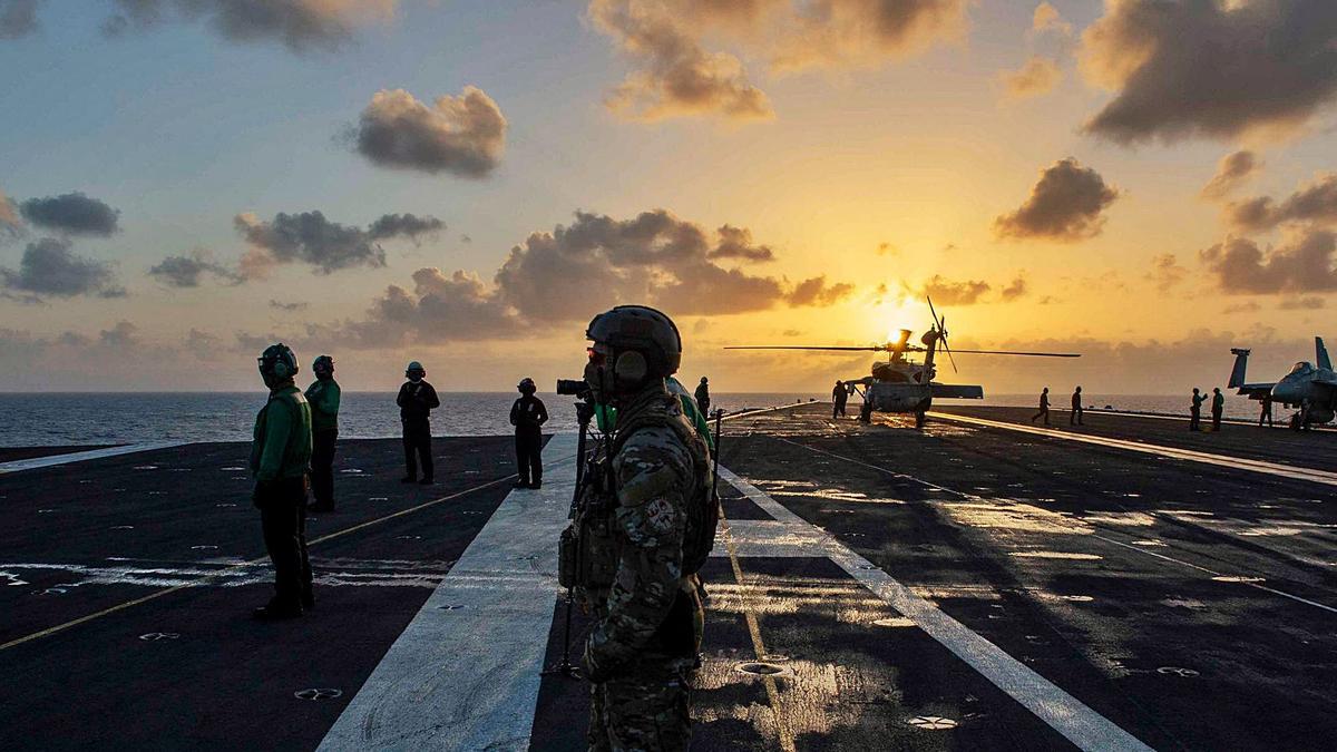 Los militares al anochecer en la cubierta del portaeronaves ‘USS Dwight D. Eisenhower’, durante las maniobras militares conjuntas con Marruecos.