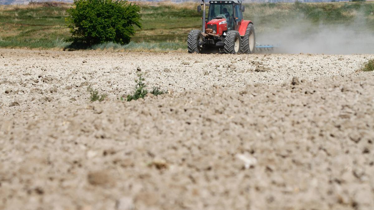 Un tractor labrando una tierra en la provincia de Zamora