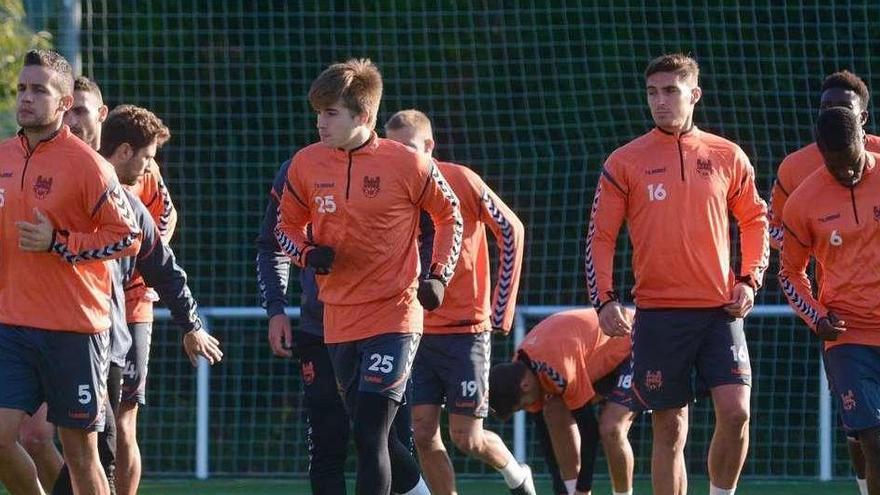 Berrocal (segundo por la derecha) ejercitándose con sus compañeros en un entrenamiento de esta temporada. // Gustavo Santos