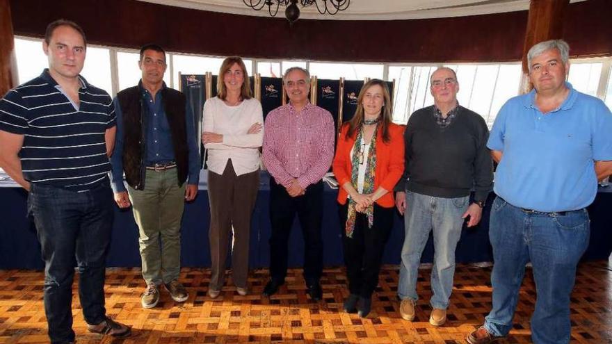 Garabatos, Viso, García, Rodríguez, Estévez, Vizcaíno y Enríquez, antes de iniciar la asamblea. // M. G. Brea