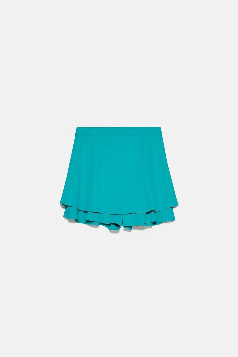 Falda bermuda con volantes de Zara. (Precio: 19,95 euros. Precio rebajado: 12,99 euros)