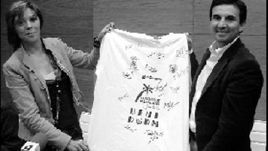 Bernabé Cano

 recibe la camiseta firmada por los jugadores de la selección