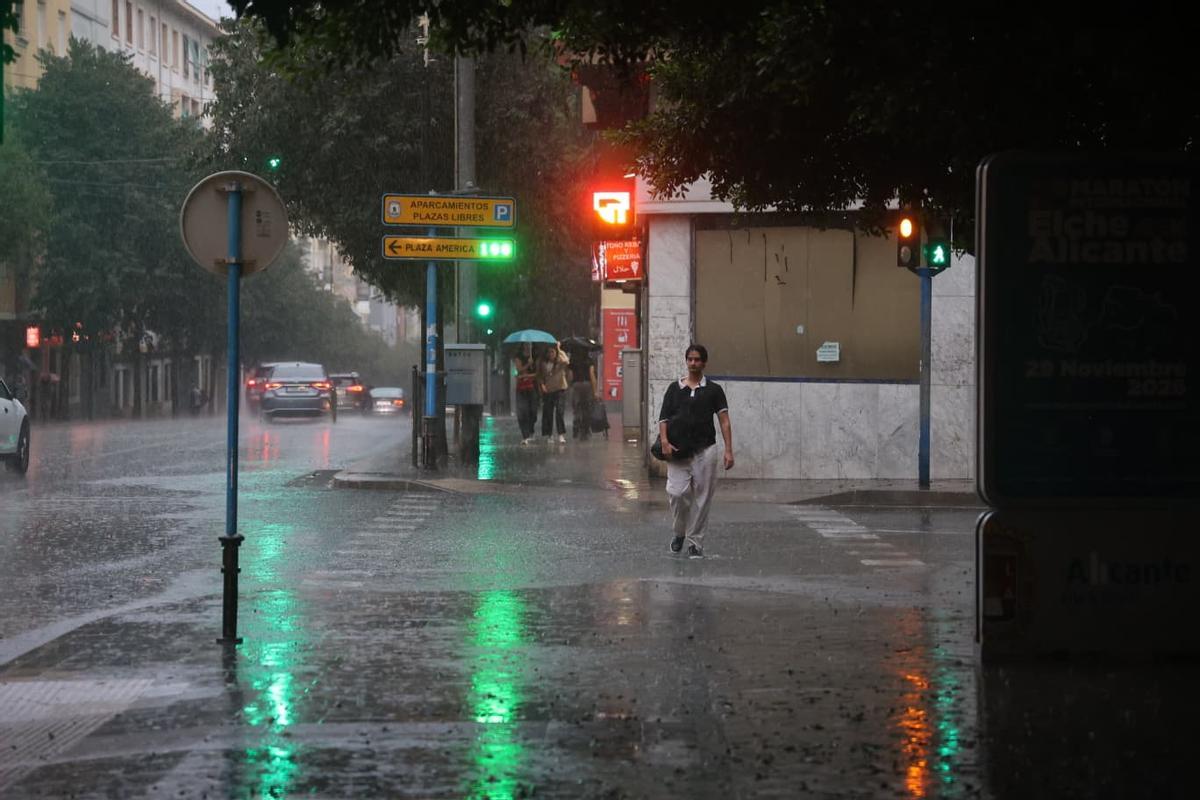 Imágenes de la lluvia en el barrio alicantino de Altozano.