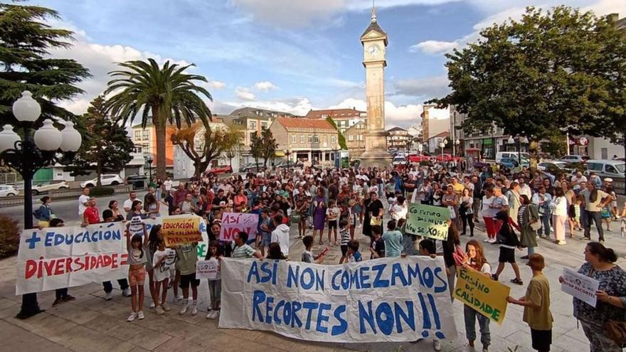 Manifestación de las comunidades educativas en la plaza del Concello de A Laracha.  | // LA OPINIÓN