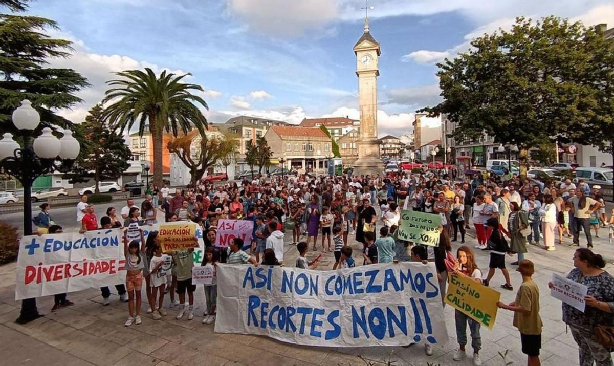 Manifestación de las comunidades educativas en la plaza del Concello de A Laracha.  | // LA OPINIÓN