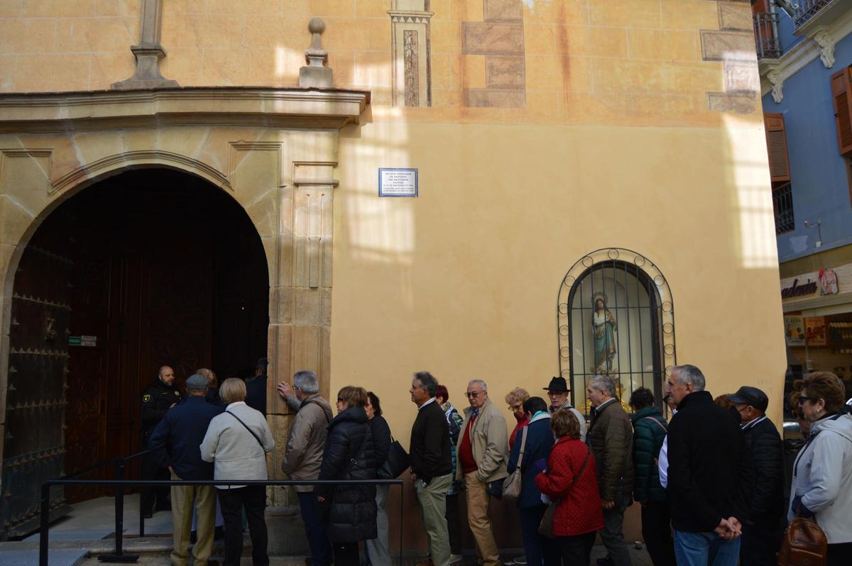 "Siempre se cumple uno": la fe de las tres monedas en el Cristo de Medinaceli