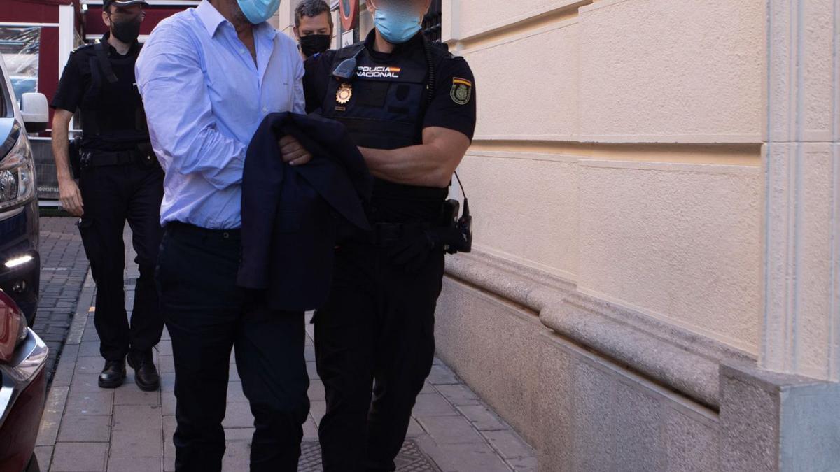 El directivo de Raga entra en los juzgados de Zamora tras ser detenido.