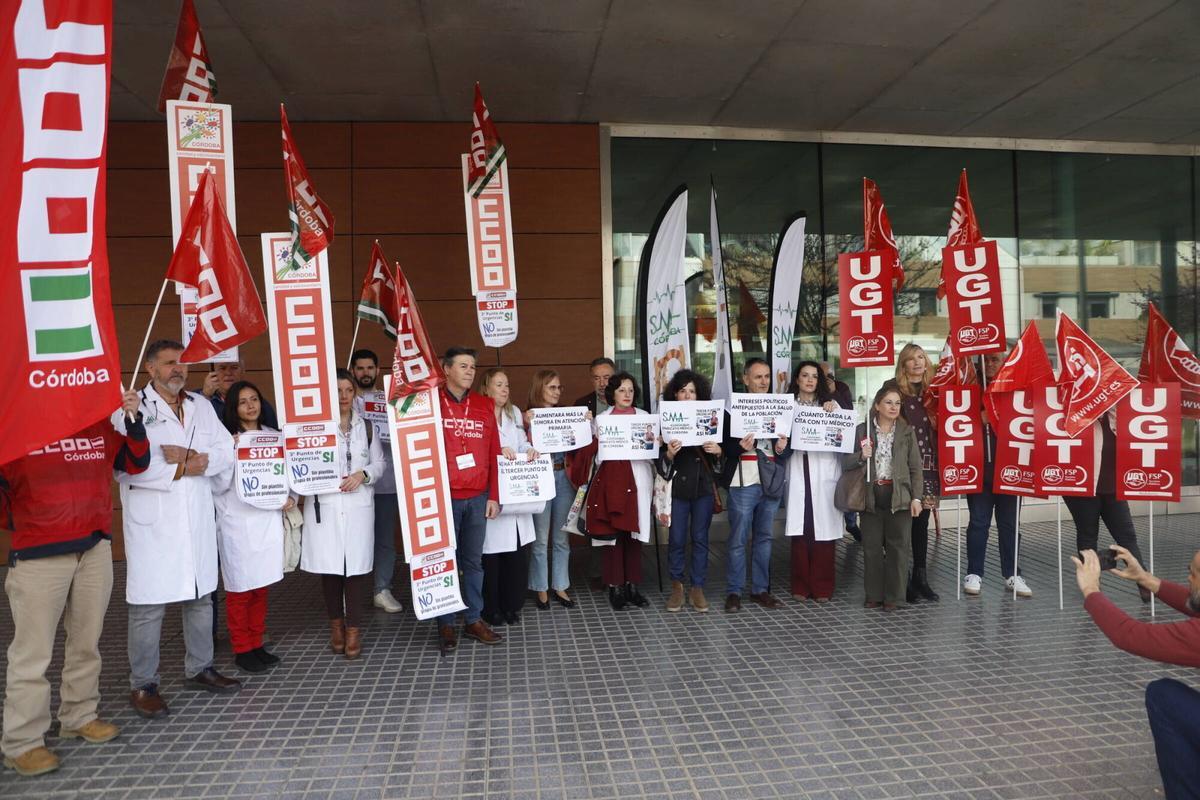 concentración de médicos de Atención Primaria en la puerta de la gerencia de los Distritos Córdoba y Guadalquivir contra las condiciones de apertura del tercer punto de urgencias