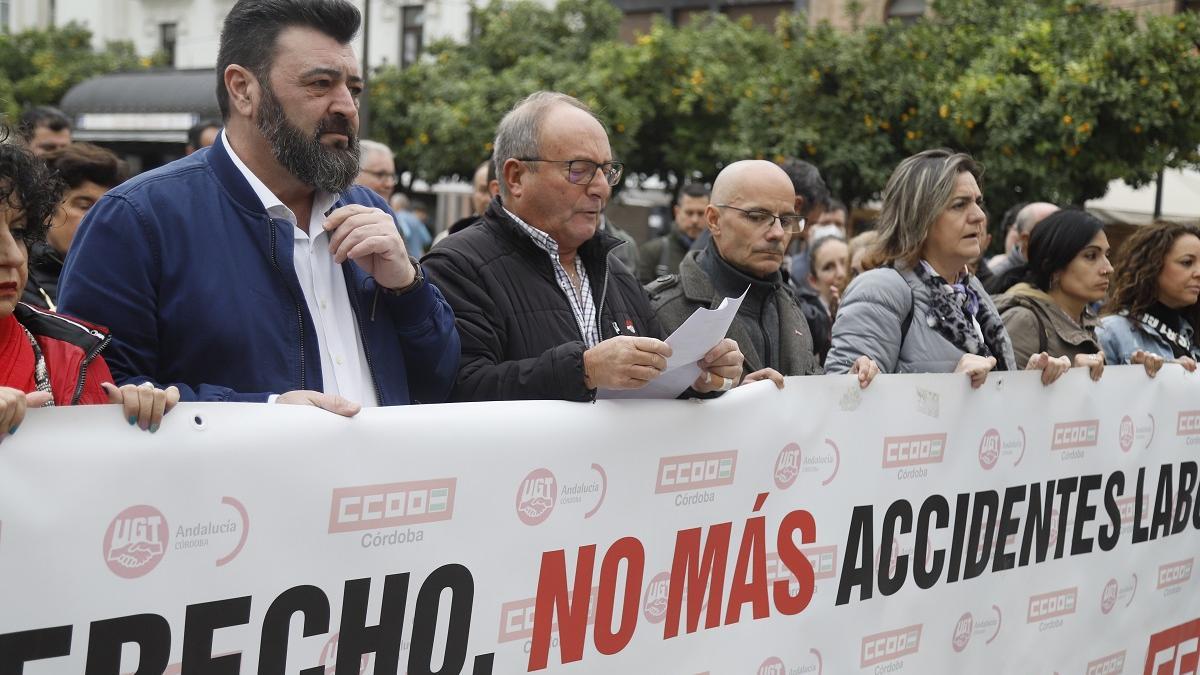 Dirigentes sindicales de UGT y CCOO de Córdoba durante una concentración para pedir más seguridad en el trabajo, en una imagen de archivo.