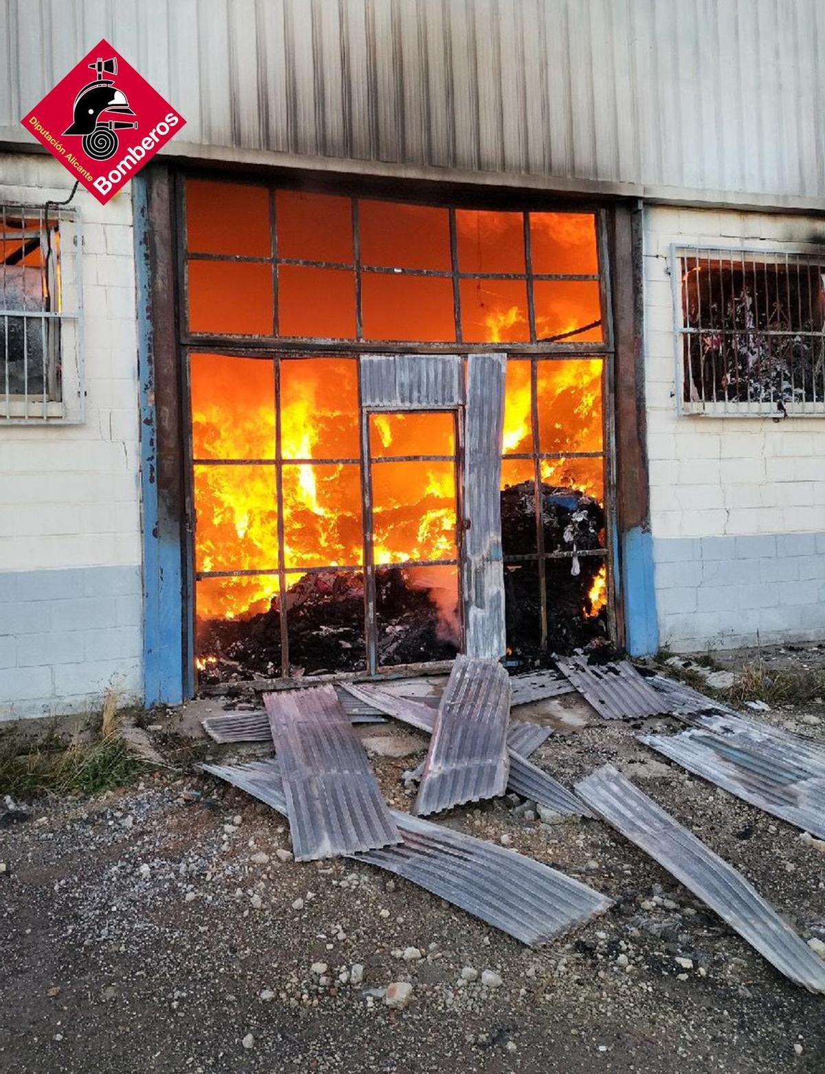 Declarado un incendio en una fábrica abandonada de Biar