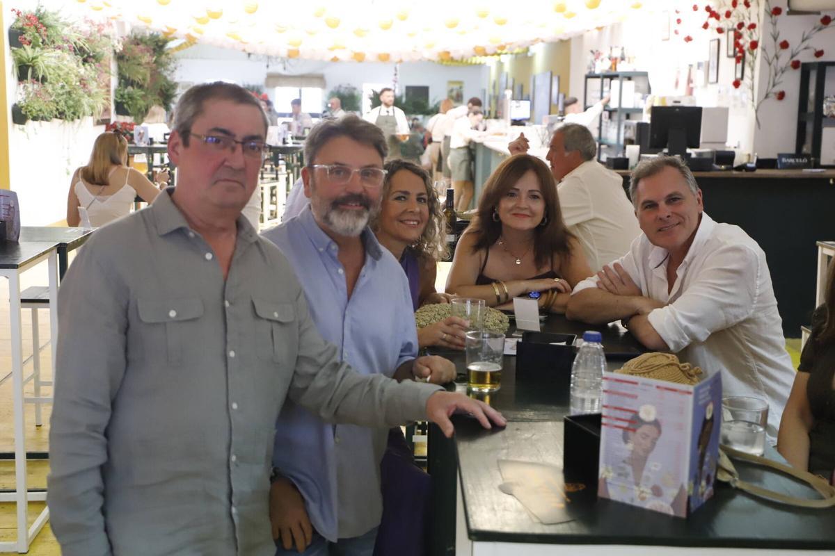Familias, compañeros de trabajo y amigos de toda la vida convierten cada caseta en un punto de encuentro marcado por la tradición y las ganas de volver a verse un año más Familias, compañeros de trabajo y amigos de toda la vida convierten cada caseta en un punto de encuentro marcado por la tradición y las ganas de volver a verse un año más