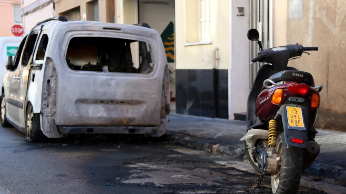 Un coche y una moto quemados en Sabadell.