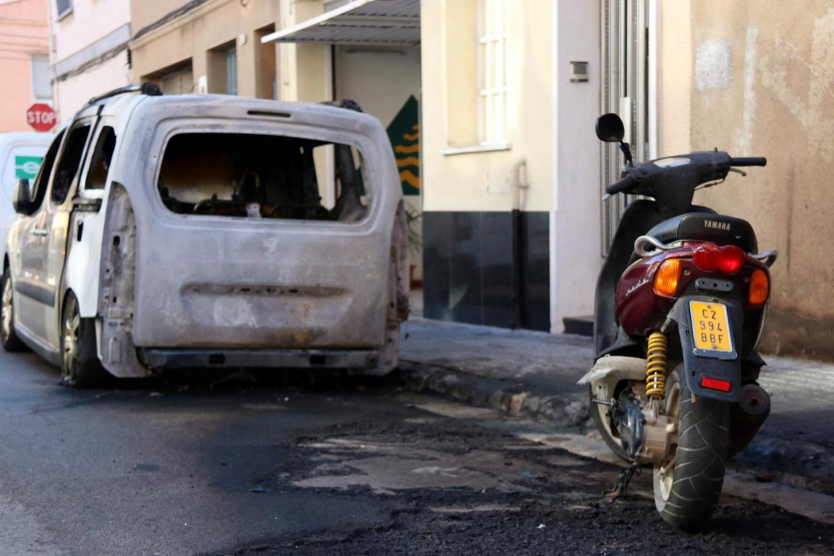 Un cotxe i una moto cremats a Sabadell. 