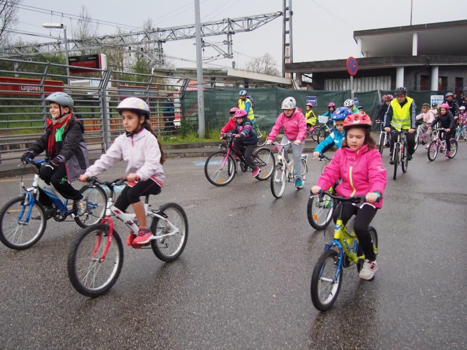 Los alumnos del Colegio Santa Bárbara de Lugones celebran el Día Mundial de la Bicicleta junto a Chechu Rubiera y Ángel García