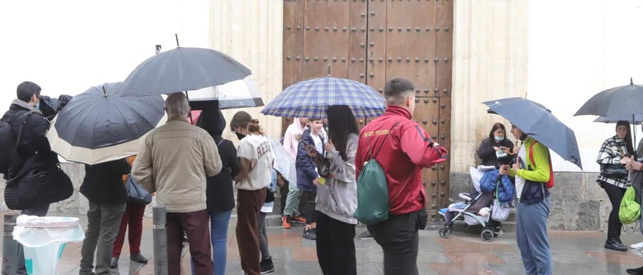 La lluvia impidió el desfile procesional de la cofradía del Buen Suceso el Martes Santo.