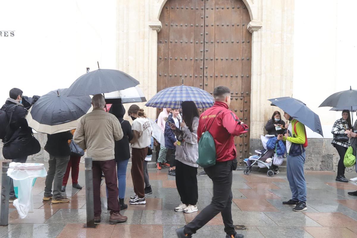 La lluvia impide el desfile procesional de la cofradía del Buen Suceso