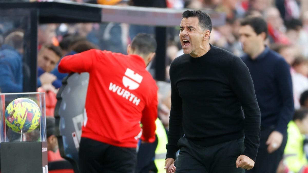 Míchel protesta durante el Rayo Vallecano-Girona