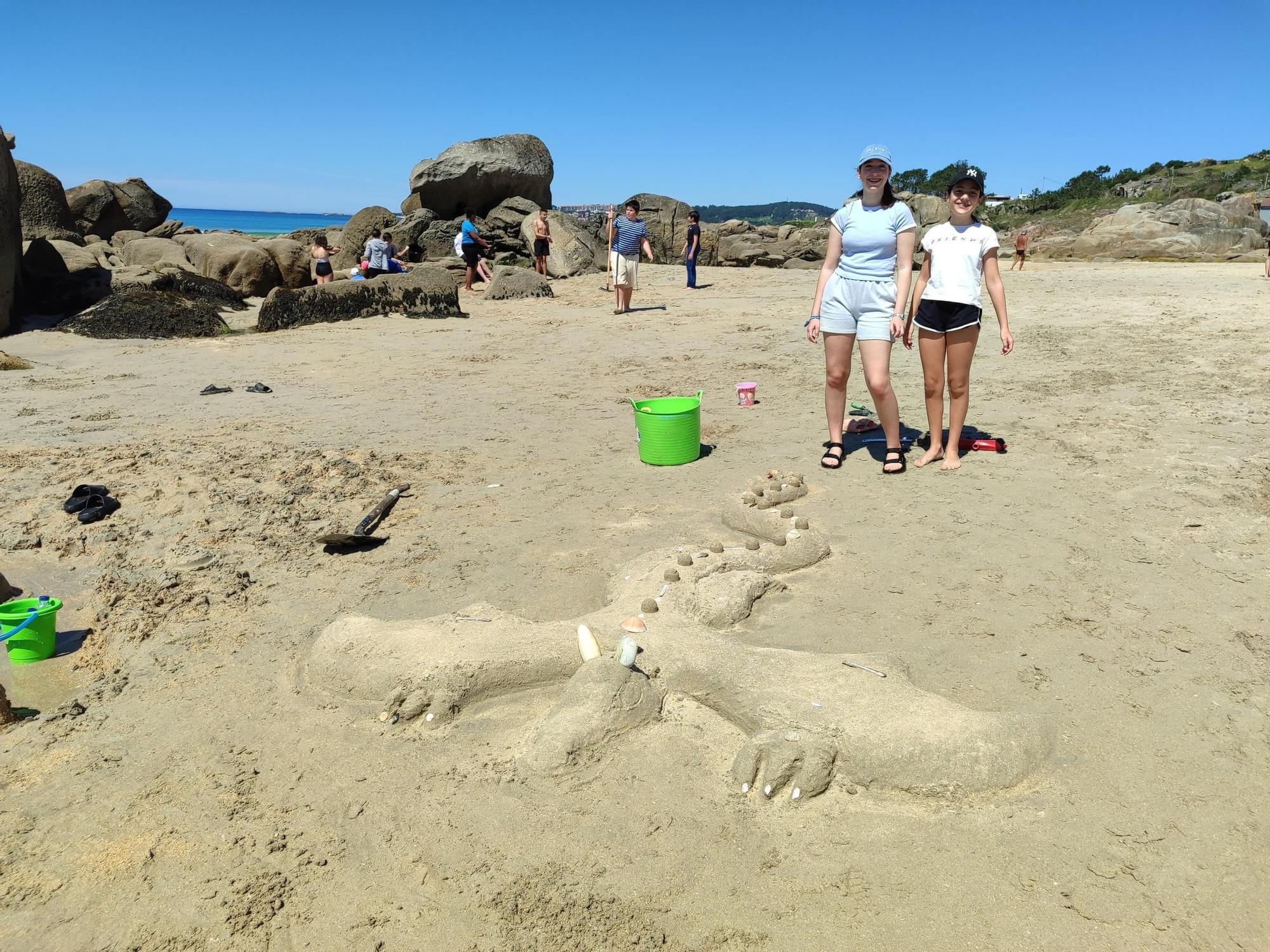 Los alumnos toman A Lanzada para crear esculturas de arena