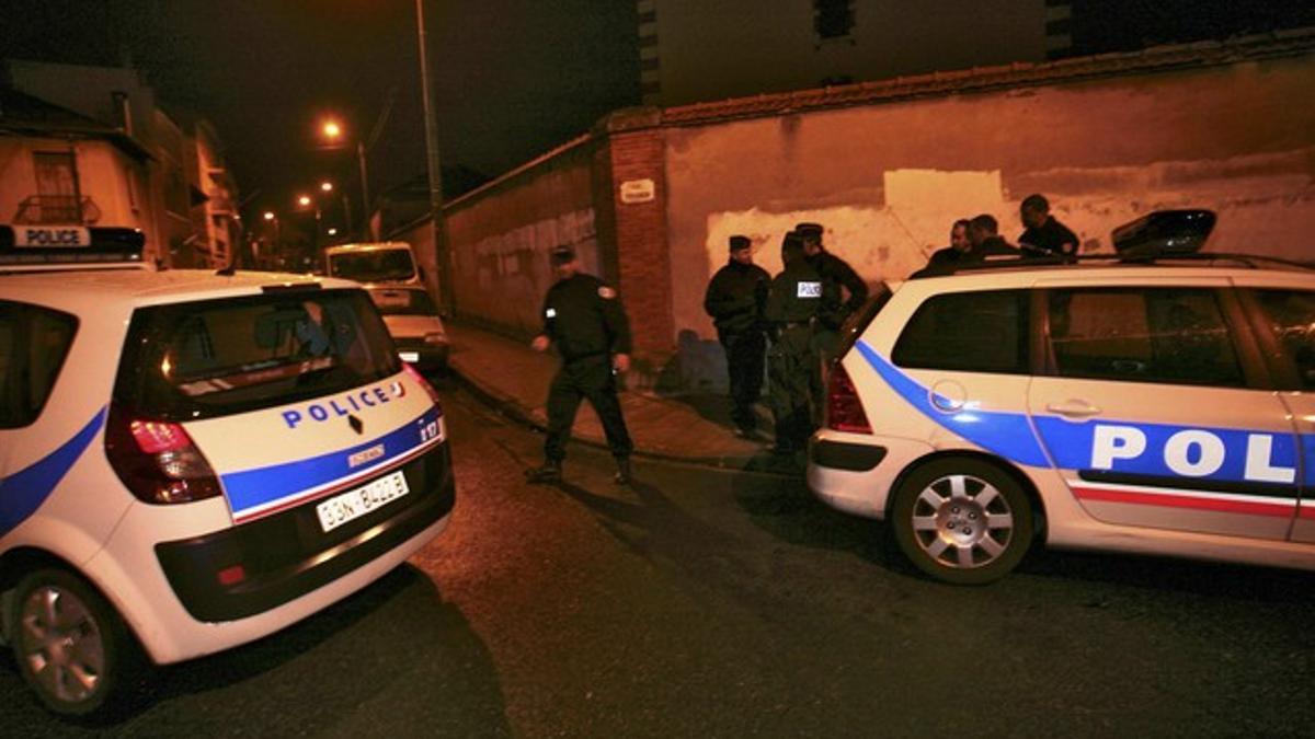 Agentes de la policía francesa bloquean la zona donde vive el presunto autor de los crímenes de Toulouse, esta madrugada.