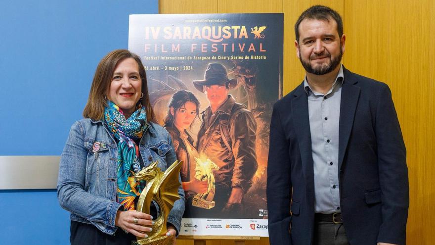 Sara Fernández y José Ángel Delgado, este martes en el ayuntamiento con el cartel del festival.