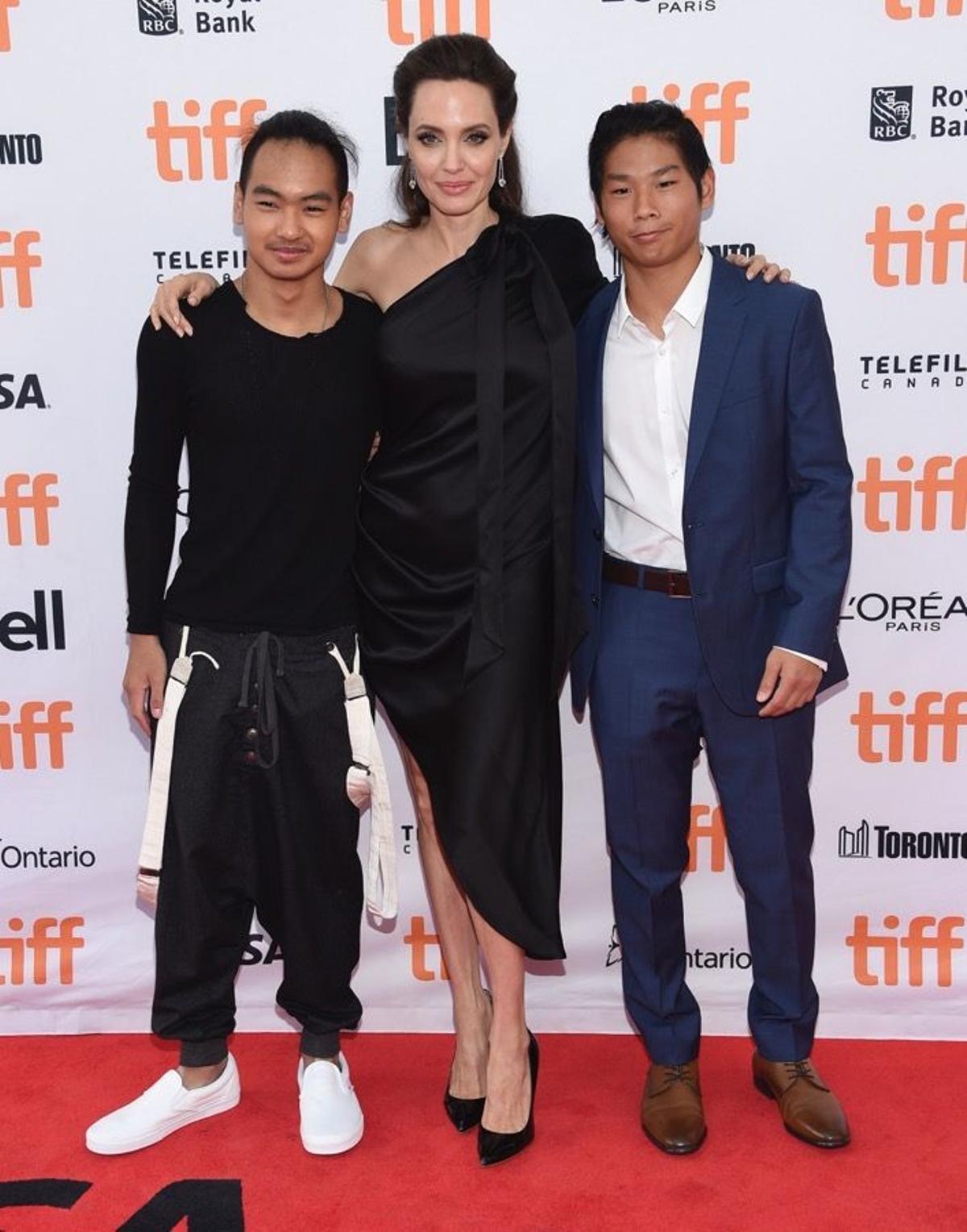 Angelina Jolie y sus hijos en la alfombra roja de Toronto