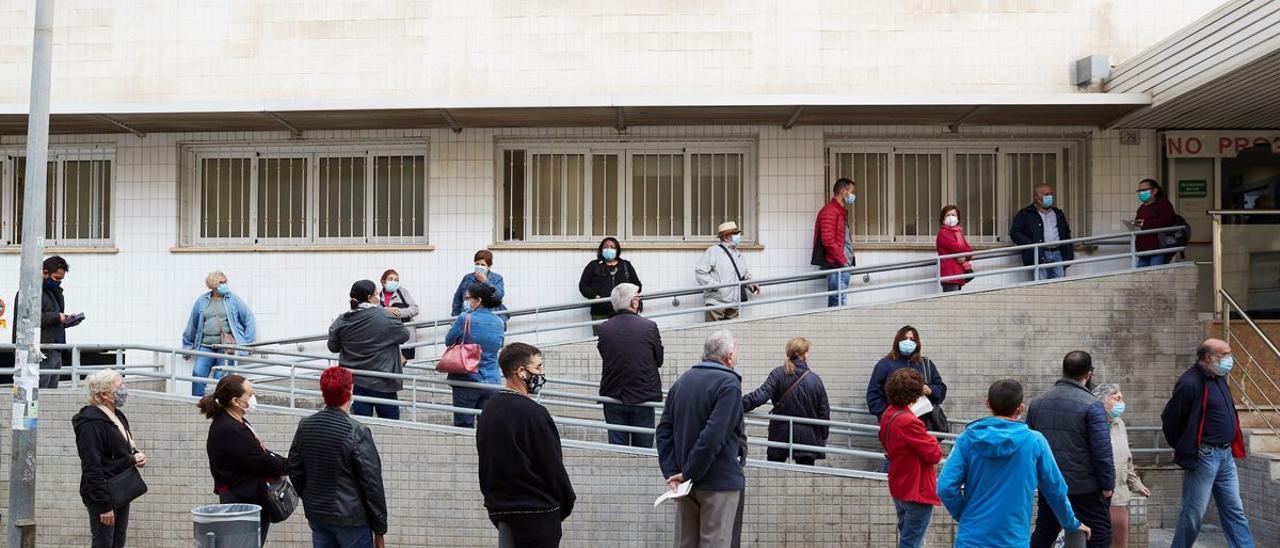 Cola a la entrada de un CAP en L’Hospitalet.