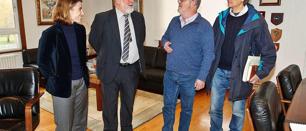 López Veiga y el alcalde de Cangas, en el centro de la imagen, en la primera reunión entre ambos.