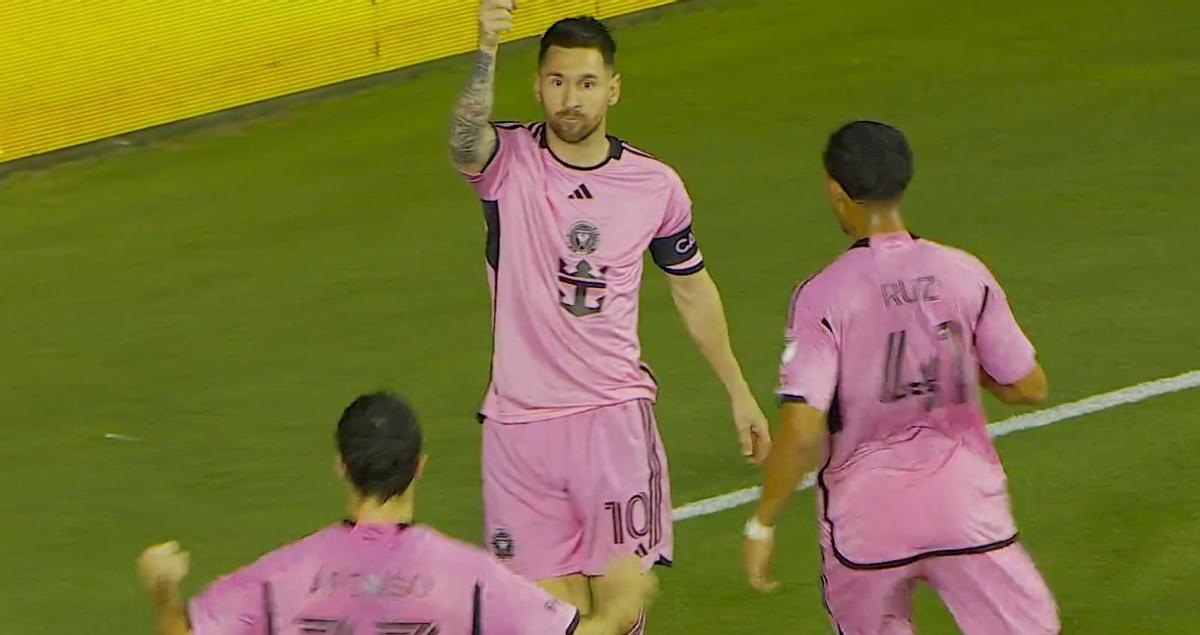 Messi ceñebra su gol junto al Inter