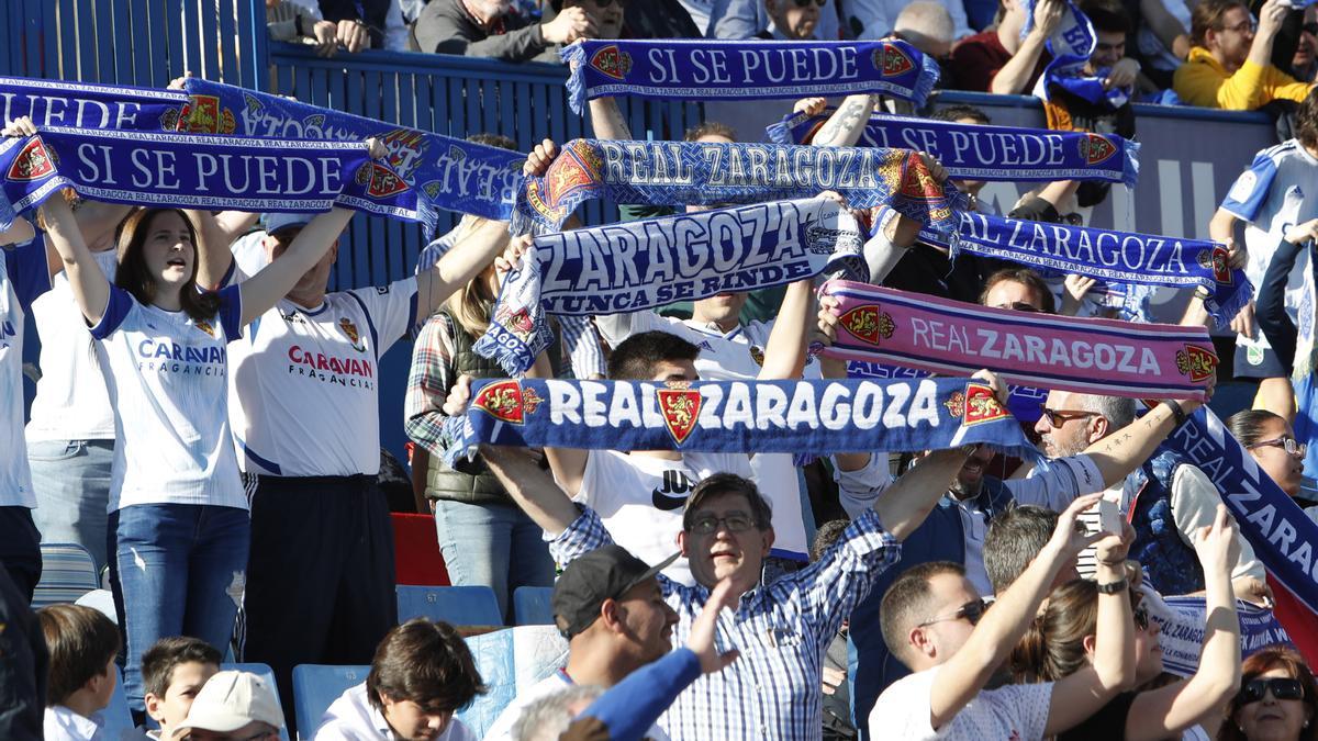 Varios aficionados del Real Zaragoza, en el choque ante el Deportivo, el último con público.