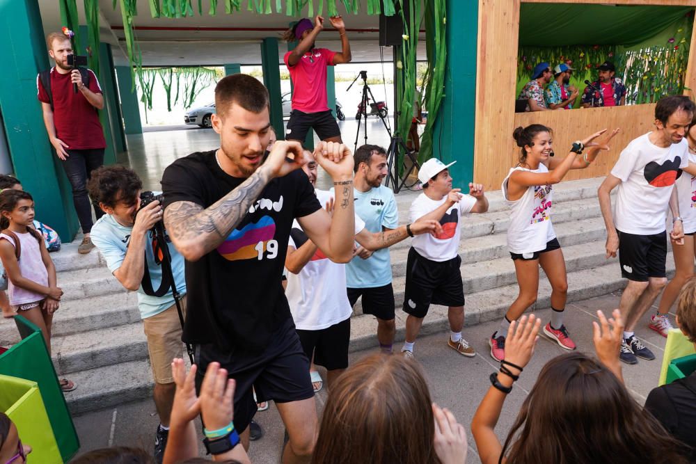 Los invitados a la presentación realizan actividades con los chicos del Campus