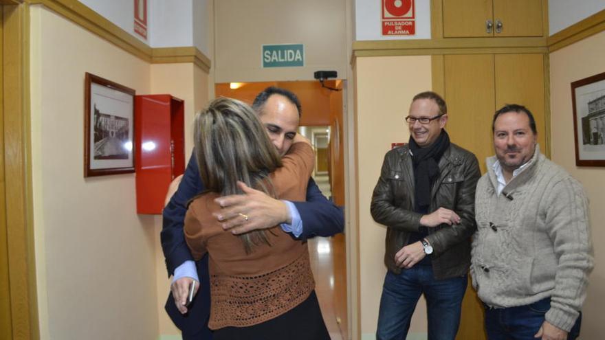 Alejandro Díaz Morcillo, recibiendo un abrazo de felicitación.