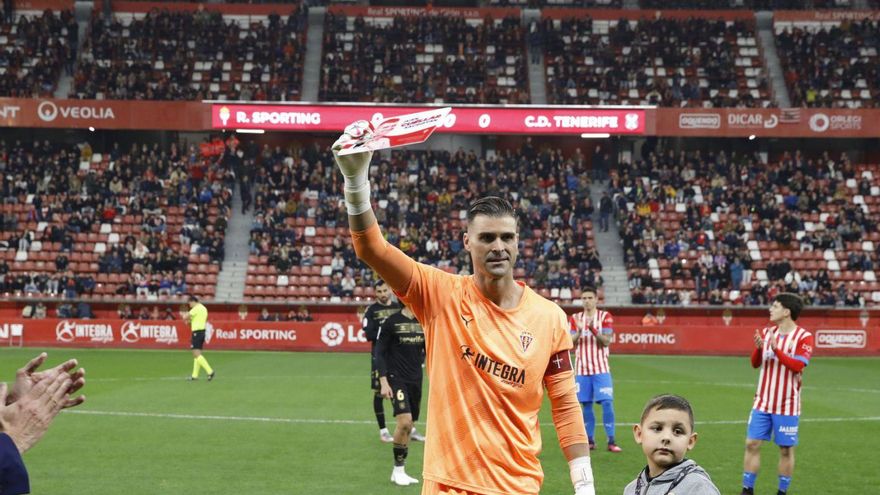 Pichu Cuéllar, en el partido ante el Tenerife en El Molinón, distintiguido como jugador más longevo en la historia del Sporting. | Ángel González