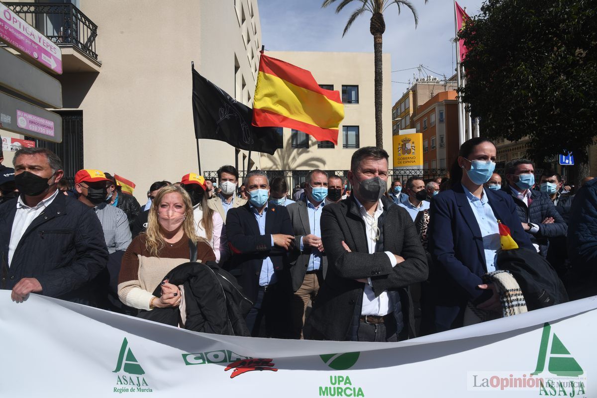 Miles de agricultores y ganaderos toman las calles de Murcia