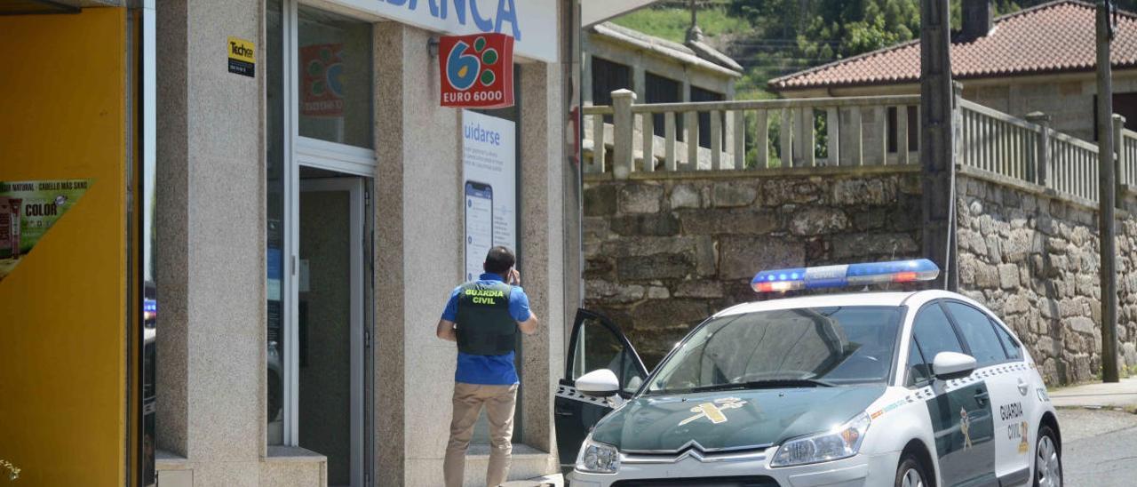 La Guardia Civil, en la entidad bancaria de A Lama atracada. // R.V.