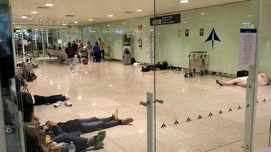 Cientos de personas pasan la noche en el aeropuerto de Barcelona tras las protestas