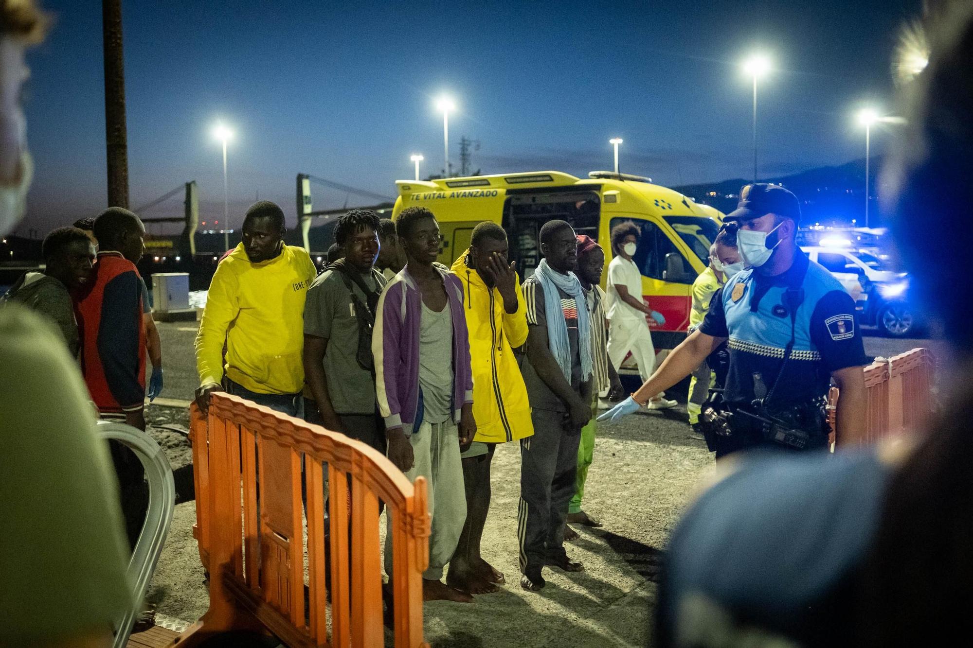 Llegada de un cayuco al Puerto de Granadilla