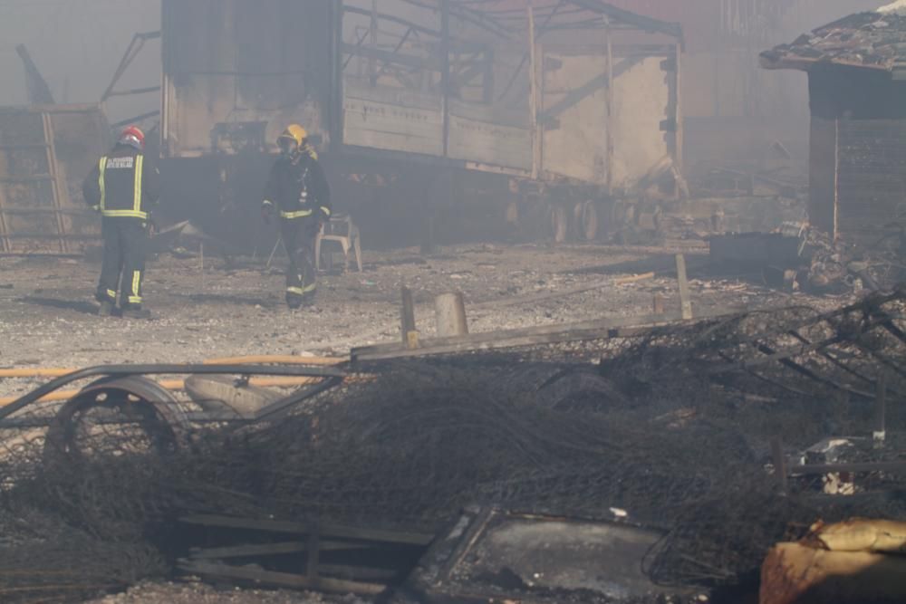 Incendio en un desguace del polígono Guadalhorce