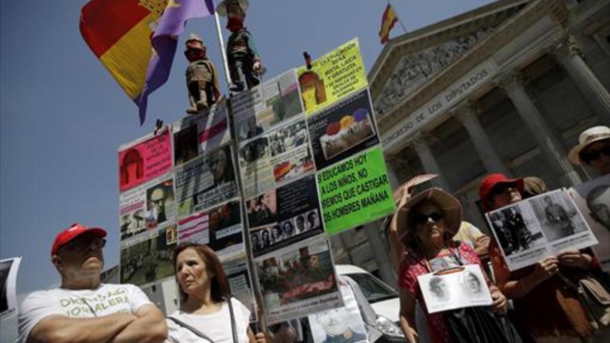 Concentración 8Las asociaciones por la memoria histórica, ayer. ante el Congreso de los Diputados.