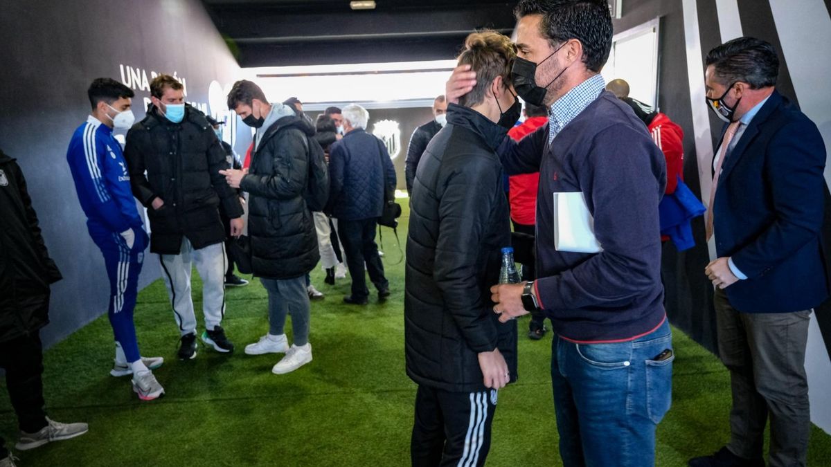 Futbolistas, directivos y trabajadores del CD Badajoz celebraron el pasado 13 de enero la promesa de Parra de aceptar la oferta de Tafur