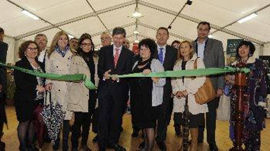 La plaza Santa Clara acoge la ‘gran fiesta del libro’ con la celebración de la XIX Feria del Libro hasta el 5 de mayo