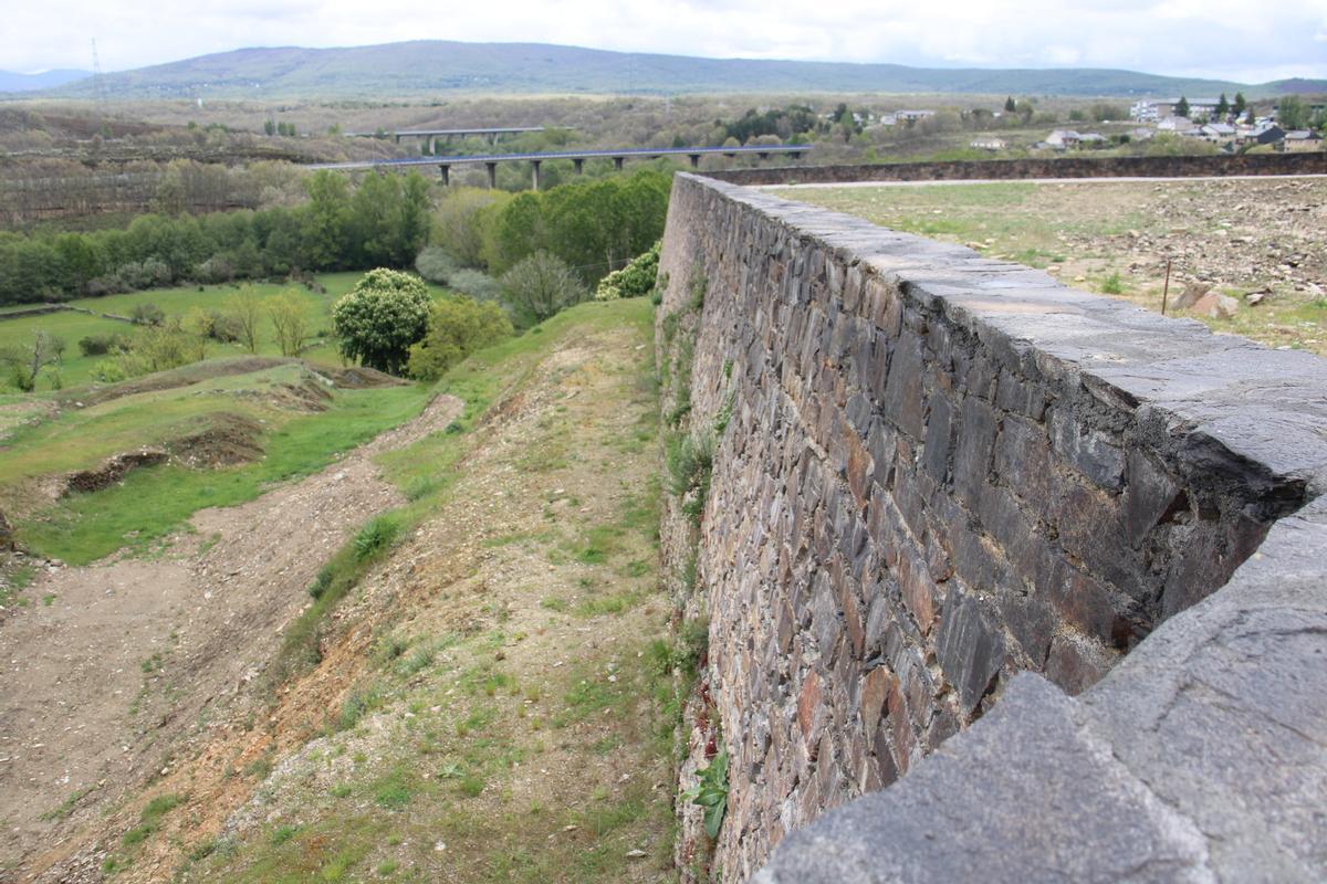 Puebla de Sanabria recupera sus estructuras defensivas con un nuevo puente levadizo Puebla de Sanabria recupera sus estructuras defensivas con un nuevo puente levadizo
