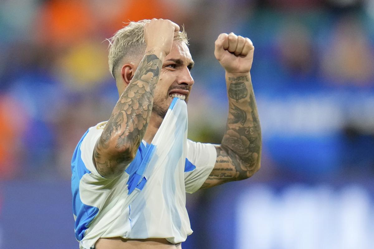 Argentinas Leandro Paredes celebrares defeating Colombia in the Copa America final soccer match in Miami Gardens, Fla., Monday, July 15, 2024. (AP Photo/Julio Cortez) / EDITORIAL USE ONLY/ONLY ITALY AND SPAIN